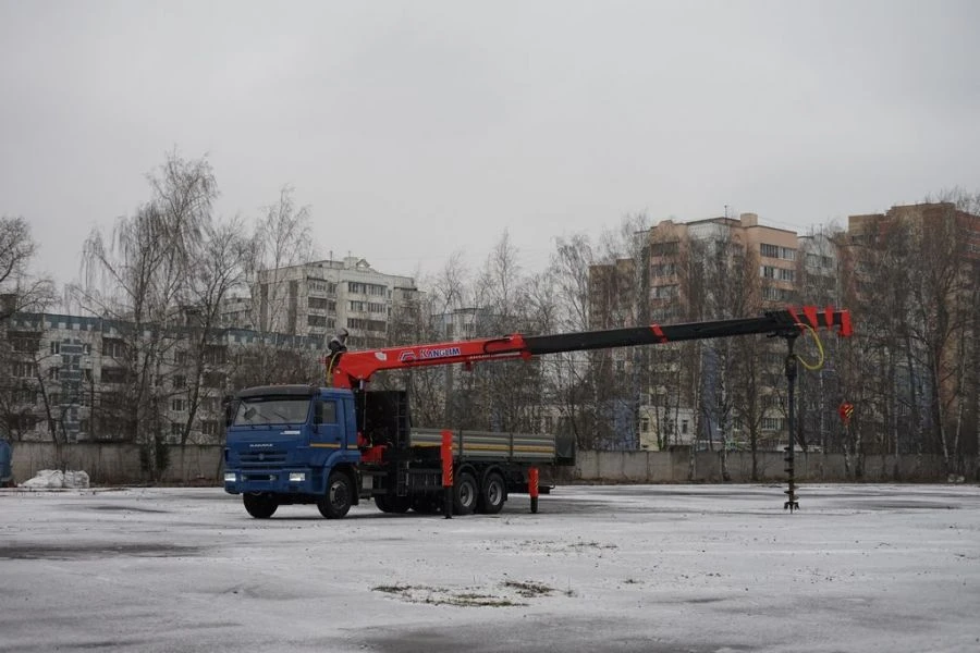 Special-purpose vehicle with KMA-type hydraulic loading crane on the basis of KAMAZ 65117 and its modifications 64K31N-UH
