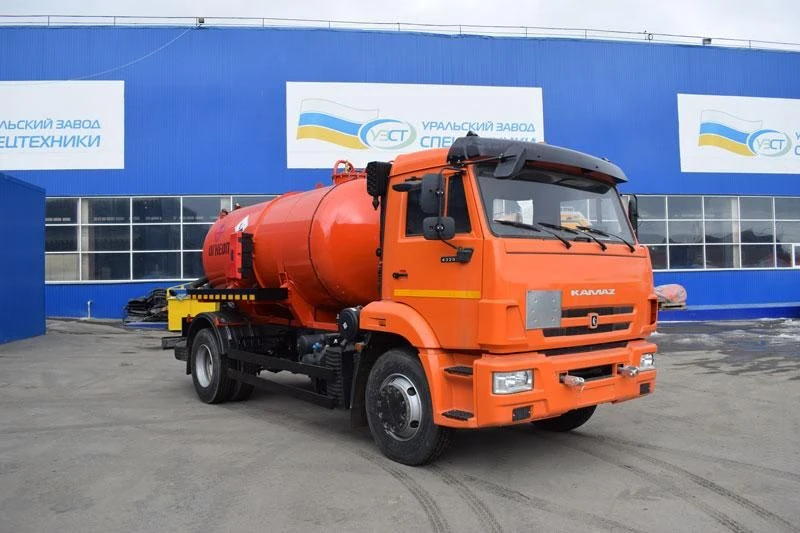 Gas condensate and oil gathering unit (GOC), UZST brand, type 6619C-32 on KAMAZ 43502-D5 chassis.