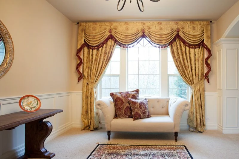 Decorative lambrequin
