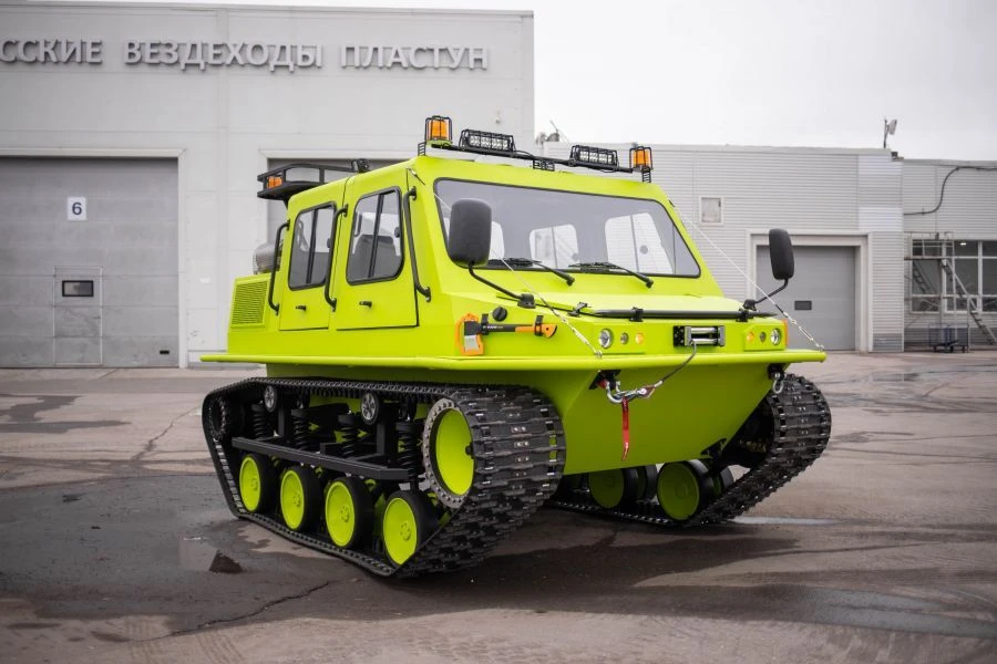 Four-roller crawler snowmobile "PLASTUN"