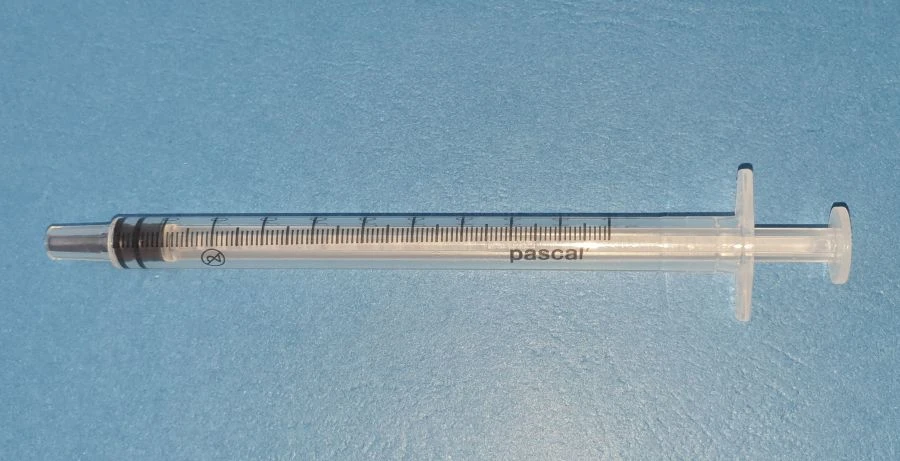 Luer type sterile single-use three-component injection syringe with nominal capacity of 1ml without needle.