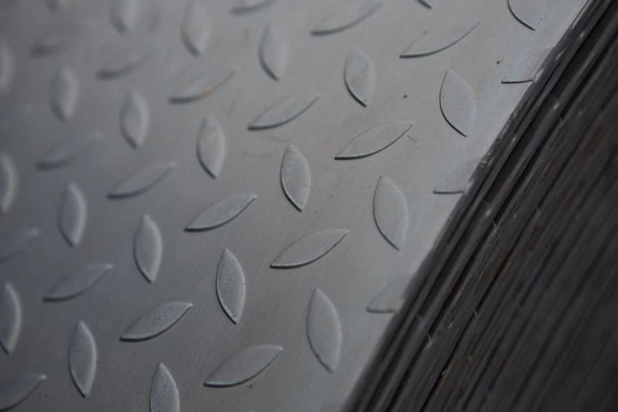 Hot-rolled unalloyed flat steel in coils, 600 mm wide and over, with relief pattern (fluted coil)