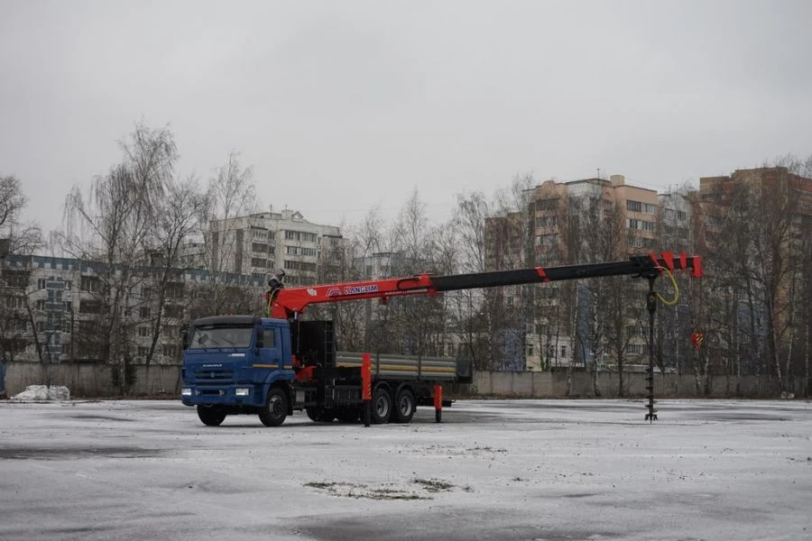 Special purpose vehicle with KMA type hydraulic loading crane on the basis of KAMAZ 65117 and its modifications 64K30N-UN