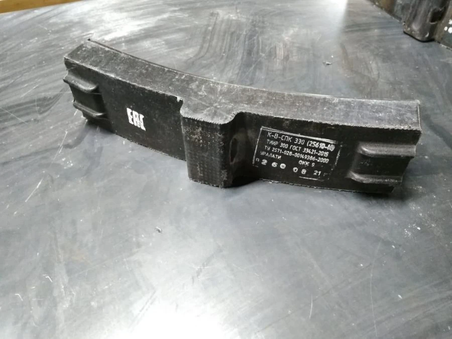 Composite brake pad on mesh-wire frame for railway freight wagons K-V-SPK 330 (25610-N) made of ma