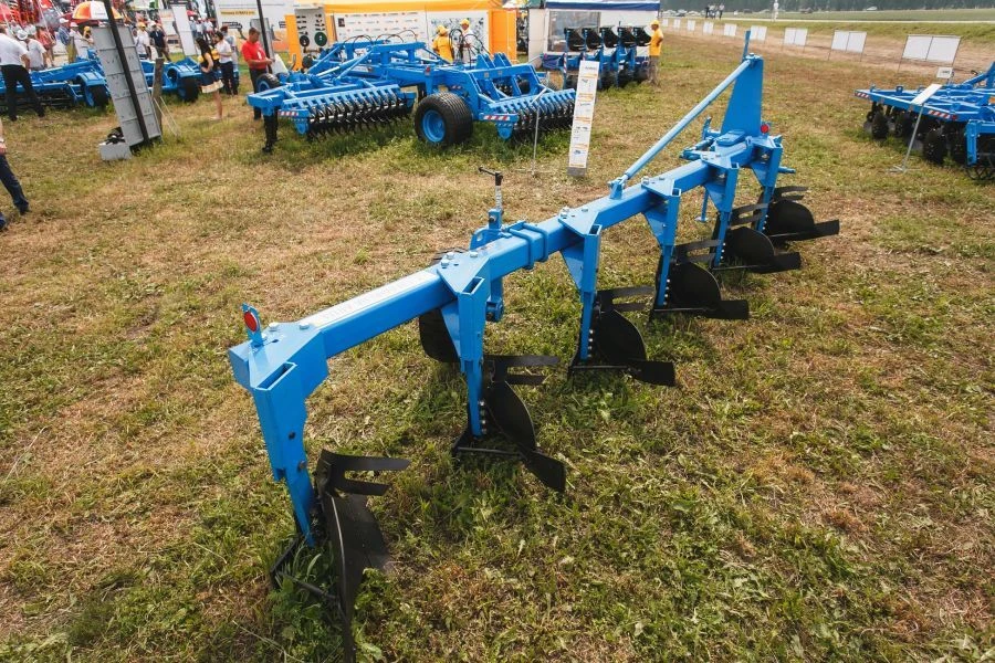 FINIST PLNR-6x40 and its variants: Adjustable-width mounted plough F