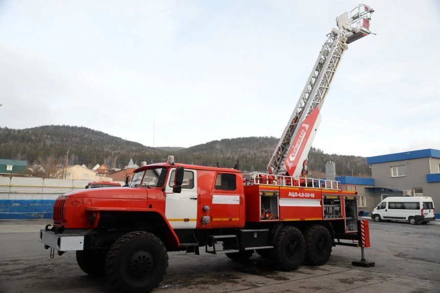 Fire tanker truck with ladder ACL-4,?-(50-70)-18, type 58819, modification 58819E, on chassis Ural-4320-1951-60, 4320-1951-62, 4