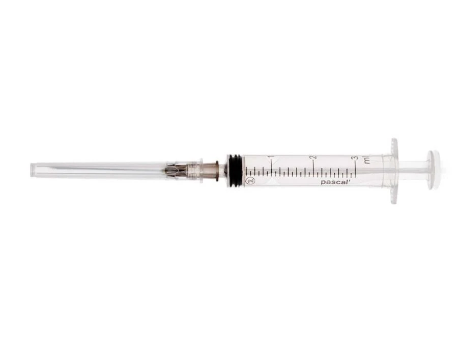 Luer type sterile single-use three-component injection syringe of 3ml nominal capacity with 22G x 1 needle.