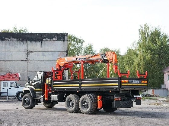Special purpose vehicle with hydraulic loading crane of KMA type on the basis of URAL 4320 and its modifications U0K03N-4Z025