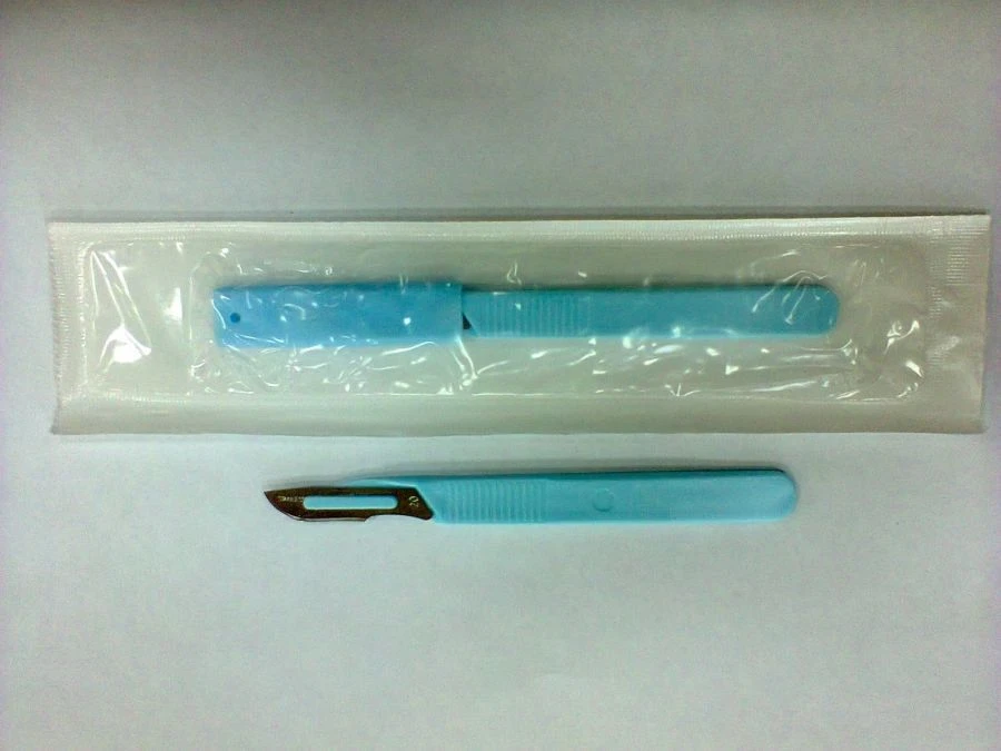 Surgical disposable scalpel with plastic handle Type 2 with blade #20