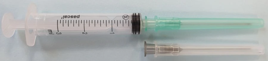 Luer type sterile three-component single-use injecting syringe of 3 ml nominal capacity with two needles