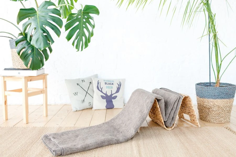 Woollen blankets for children of all age groups, except newborns, mottled and smooth dyed, article C110/1-ILSH