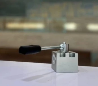 Hydraulic directional control valve (Diverter) ?1??90/3??00?03