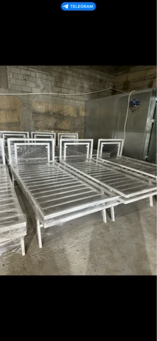 Metal bed
