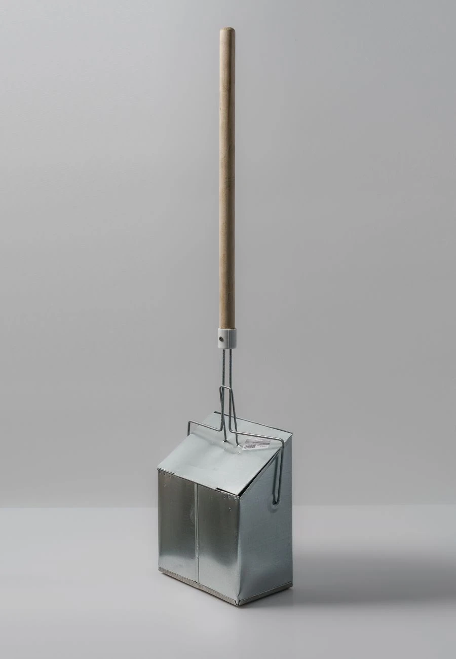 Trap scoop with stem
