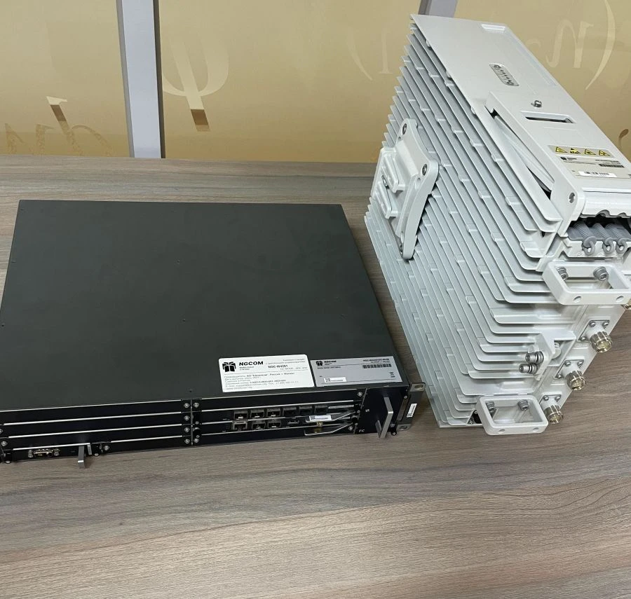 Transceiver Base Station N G C - W 4 2 5 1 F 9 0 - 4 T 4 R 6 0 W
