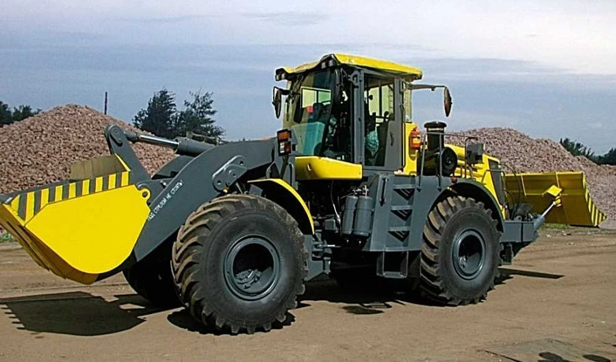 Universal road machine Kirovets K-708 UDM