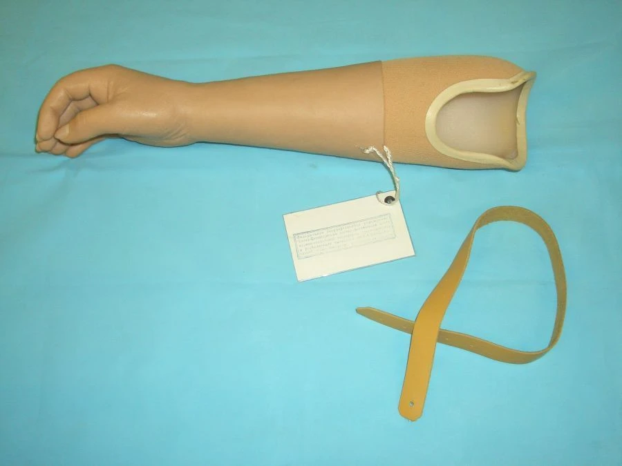 Cosmetic forearm prosthesis