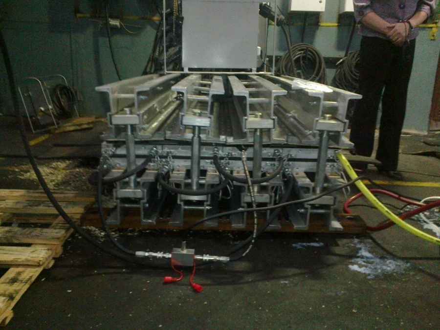 Portable vulcanising press for docking of conveyor belts of PST type
