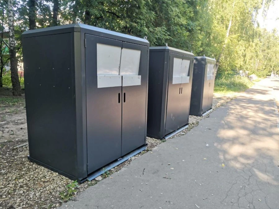 Containerised cabinet for solid municipal waste collection