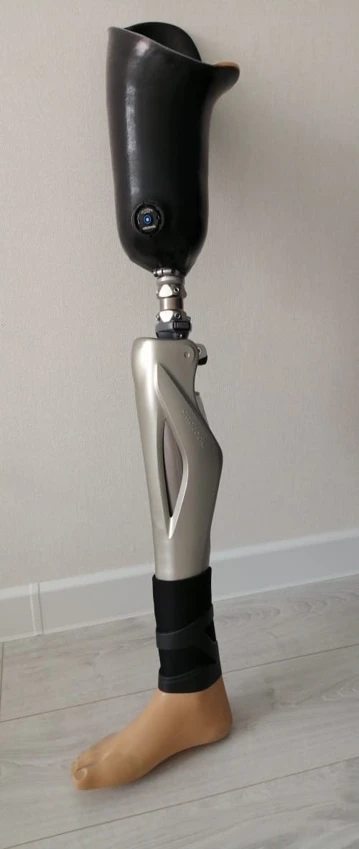 Modular hip prosthesis with microprocessor control