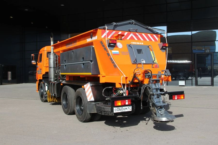 Solid de-icing agent spreader with humidification "URSUS-5"