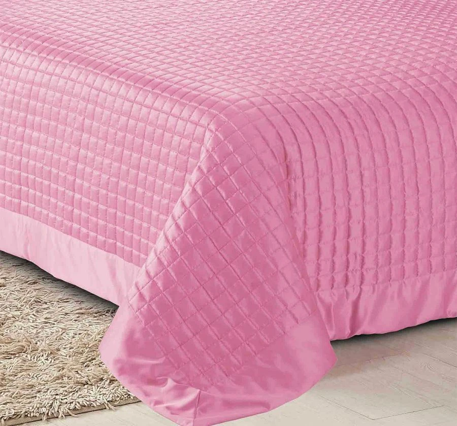 Blended fabric coverlet with synthetic filling.