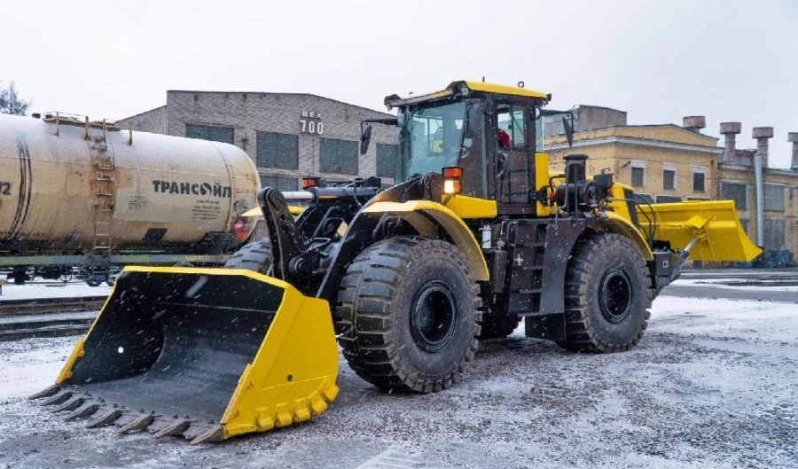 Kirovets K-708UDM single-bucket frontal wheel loader with mouldboard
