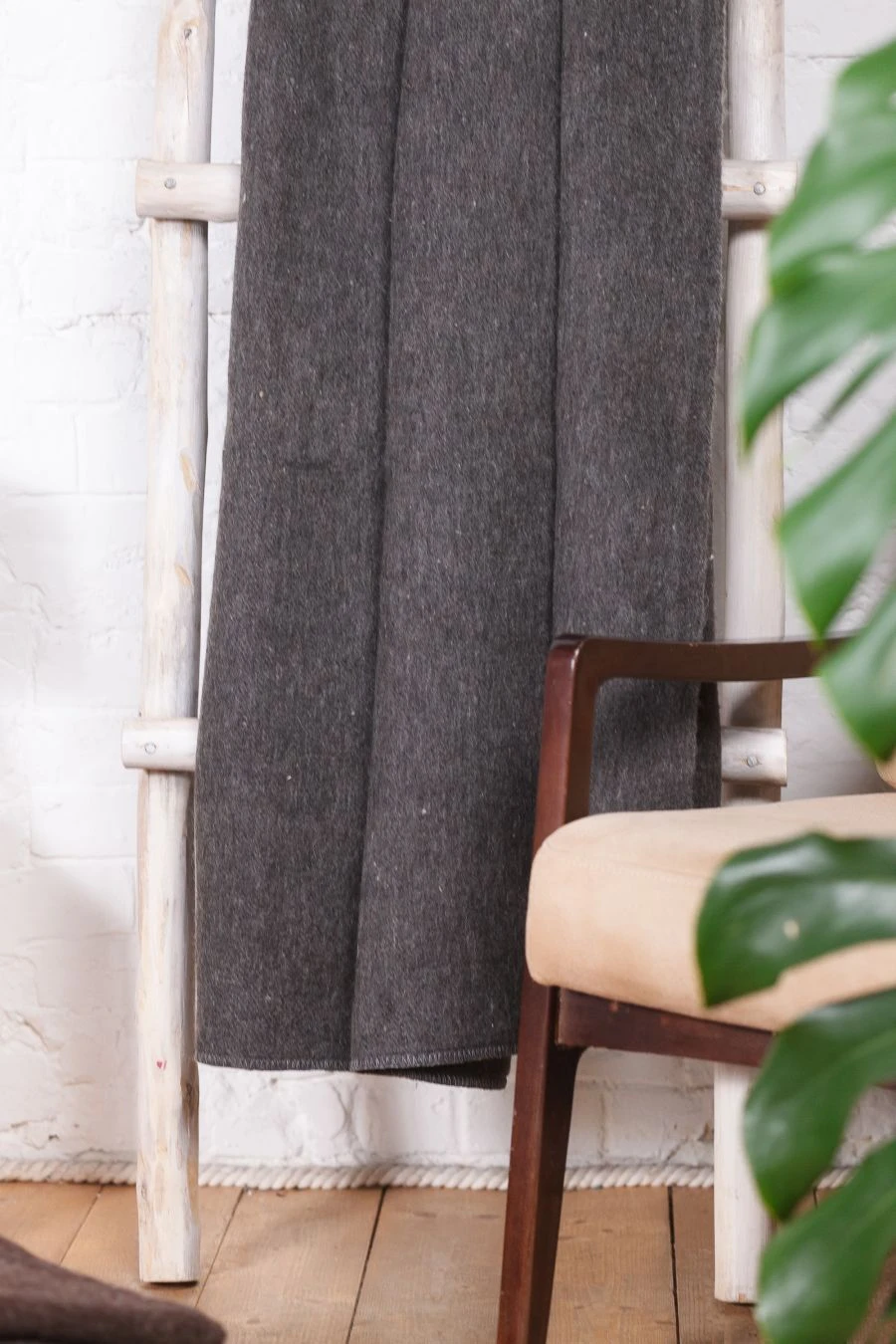 Smooth dyed semi-sheer woollen blanket webs, article C118-ILSH