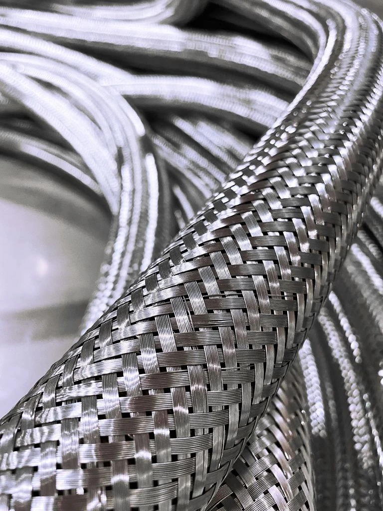 Flexible corrugated metal hoses of stainless steel