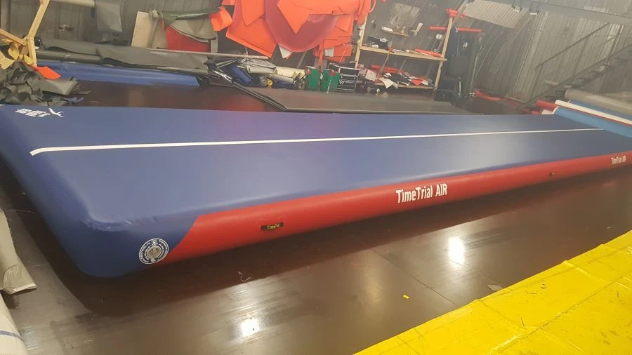 Inflatable acrobatic walkway
