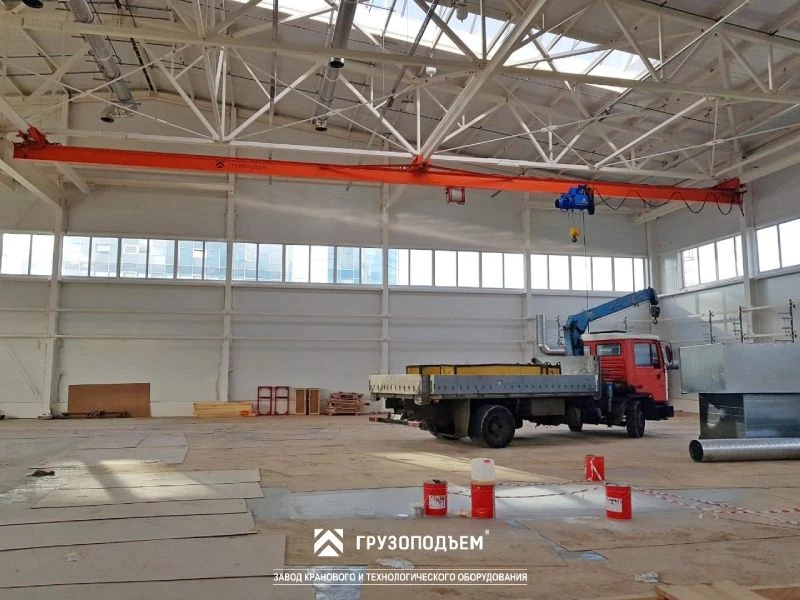 Double span overhead suspension cranes