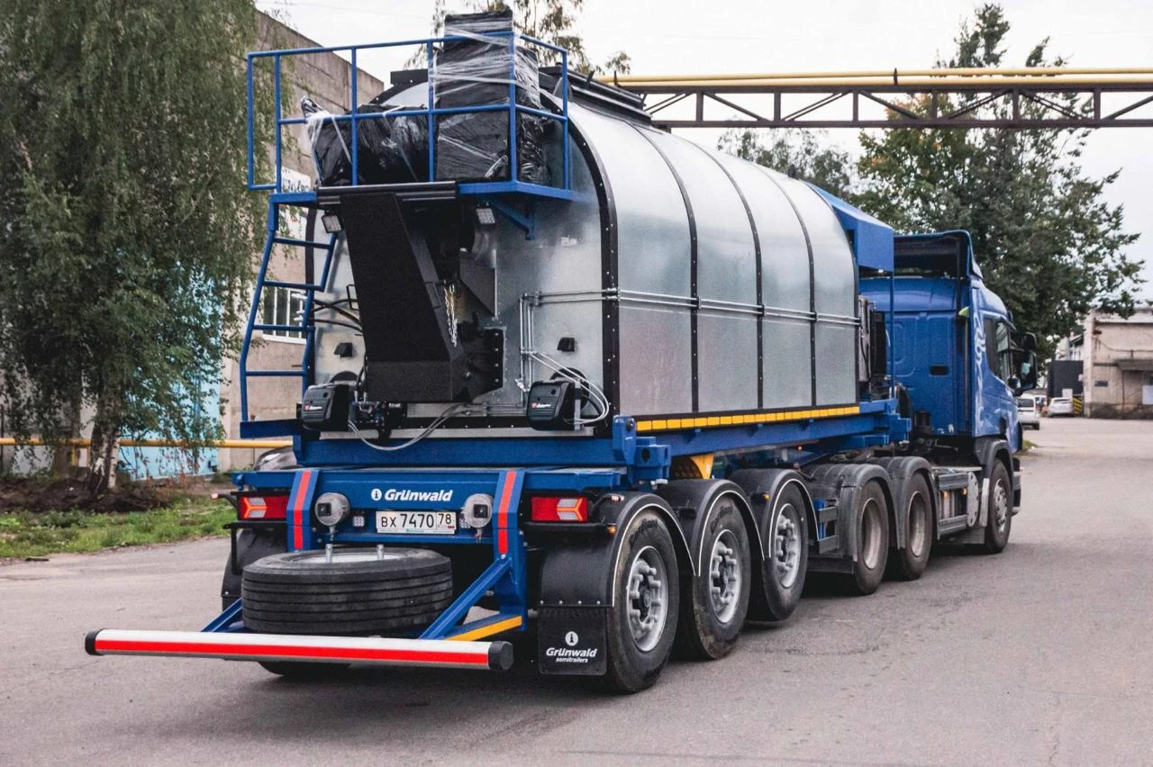 Discharge and tilt mechanism
