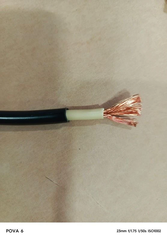 Wire for rolling stock insulated with thermoplastic elastoplast, sheathed in cold-resistant polyvinylchloride plasticate, mar