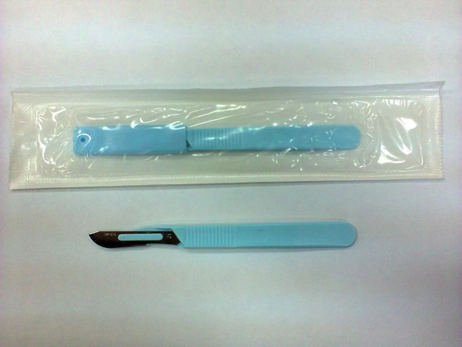 Surgical disposable scalpel with plastic handle Type 2 with blade #21