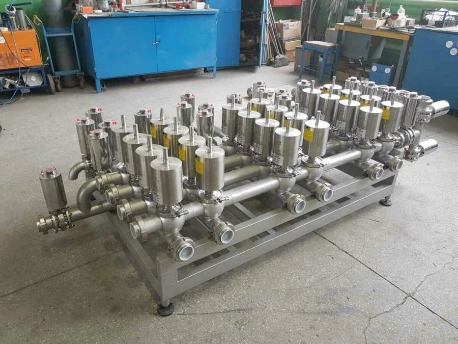 System (module) for redistribution of product and cleaning solution flows and pumping of food liquids for food industry