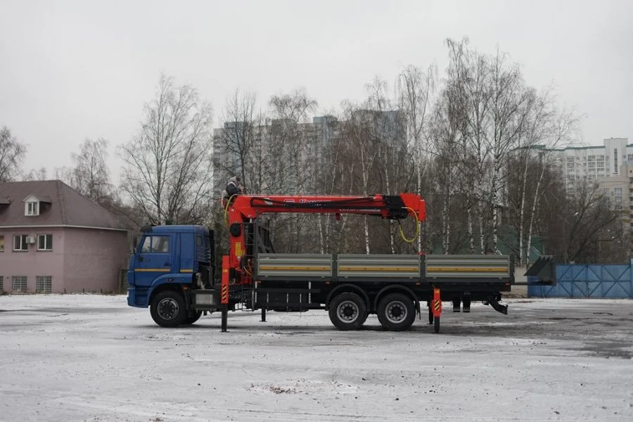 Special purpose vehicle with KMA type hydraulic loading crane on the basis of KAMAZ 65117 and its modifications 64K12N-UE