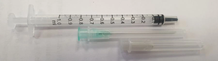 Luer type sterile single-use three-component injection syringe of 1ml nominal capacity with two needles 2