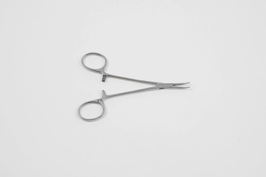 VZ-Z-121 Moskito hemostatic clamp, curved for newborns, 125mm