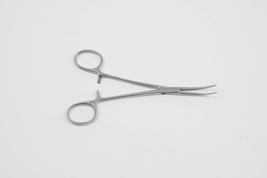 VZ-Z-53Healing clamp, toothed, curved No. 1, 160 mm