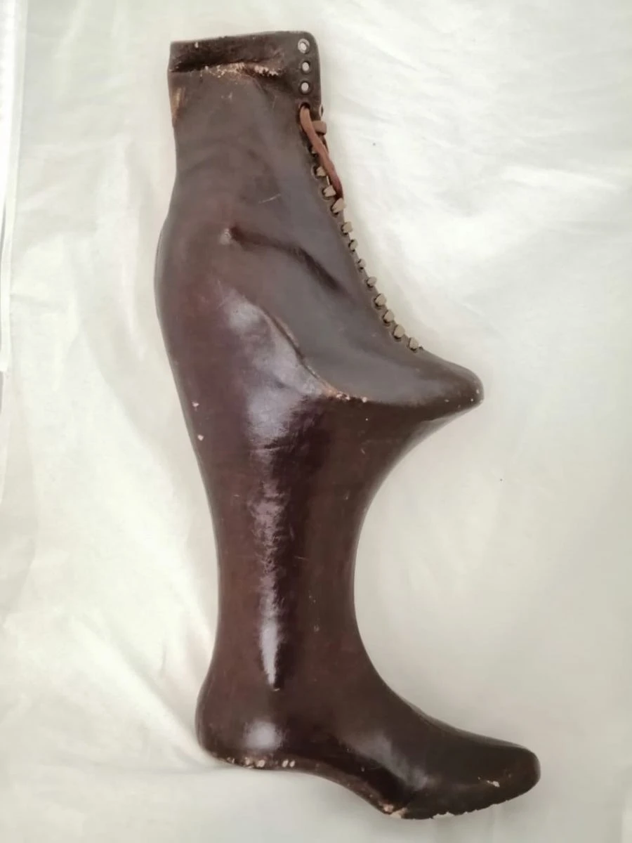 Footwear orthopaedic articles for foot residual limbs: customised double-track inlay shoe.