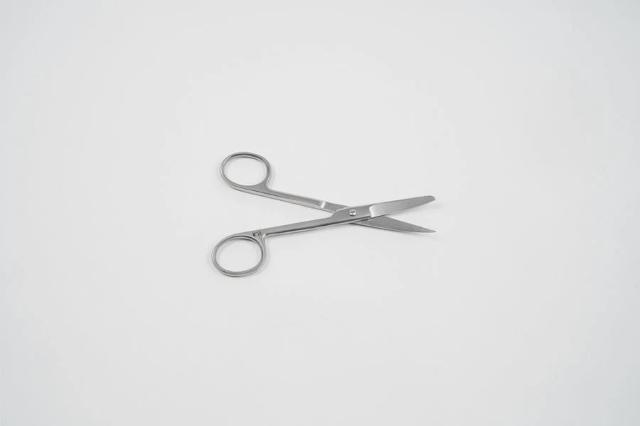 VZ-N-3-1 Scissors with one sharp end, curved, 140 mm.