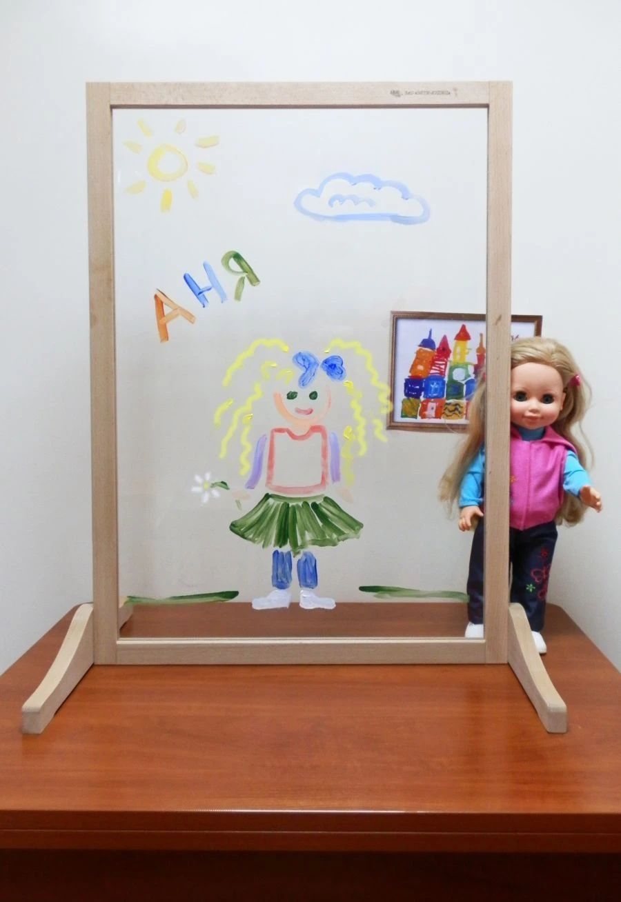 Transparent (mirrored) desktop easel.