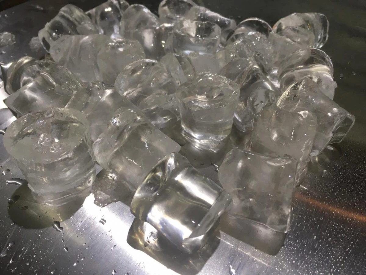 Transparent cube ice