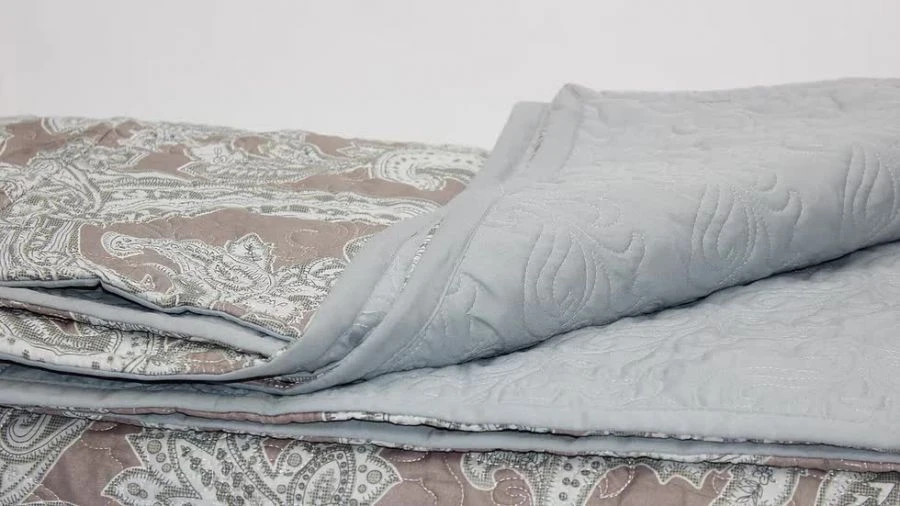 Quilted coverlets with a top made of natural, blended, synthetic fabrics filled with natural, blended, synthetic fibres.