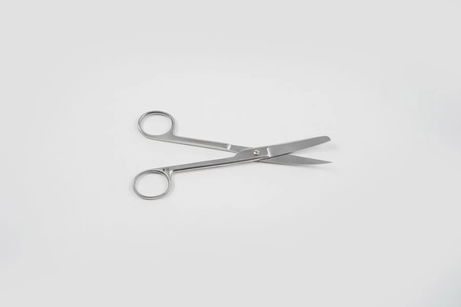VZ-N-4-1 Scissors with 1 sharp end, vertically curved, 170 mm.