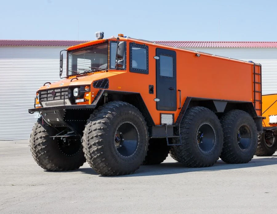 Snowmobile with 6x6 wheel arrangement on low pressure tyres in Arctic version 02.002A