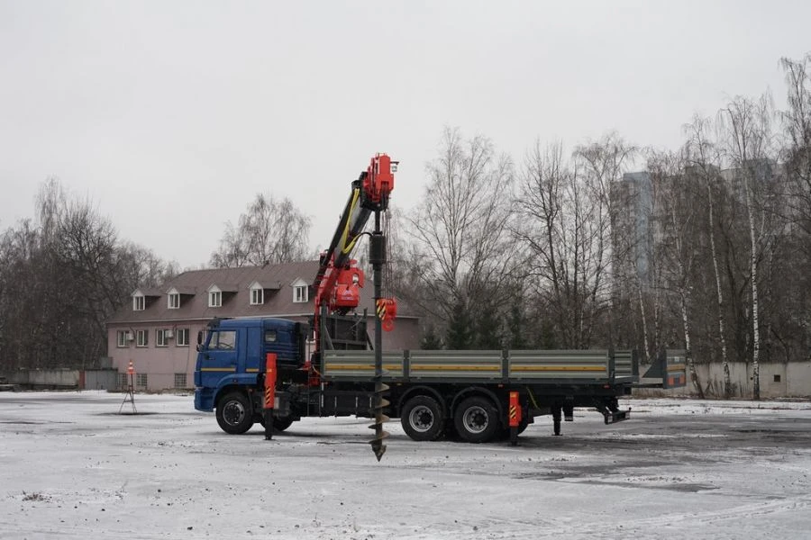 Special purpose vehicle with hydraulic loading crane of MKMA type on the basis of KAMAZ 65117 and its modifications 64K16N-UG