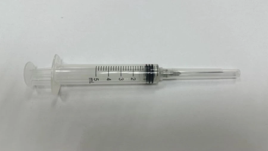 Single-use sterile three-detail "Luer Lok" sterile injection syringe with nominal capacity of 5ml with needle