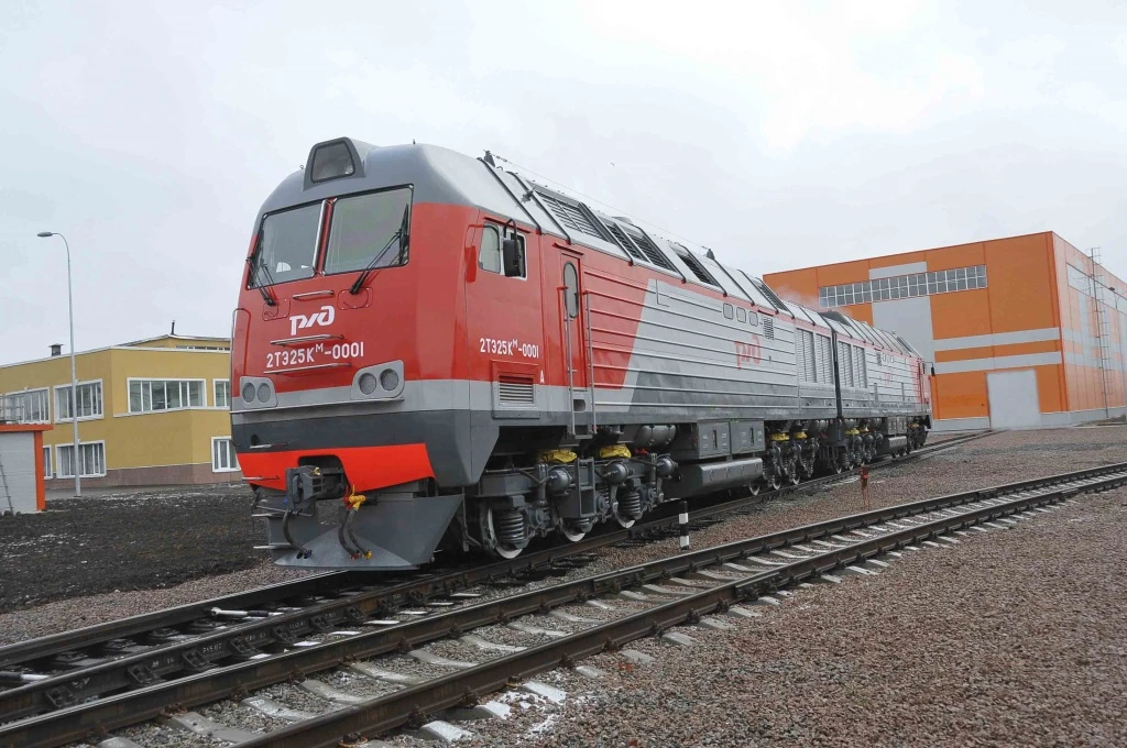 Two-section mainline freight diesel locomotive 2TE25KM