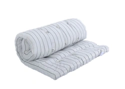 Mattress with a top made of mixed fabrics with synthetic filling